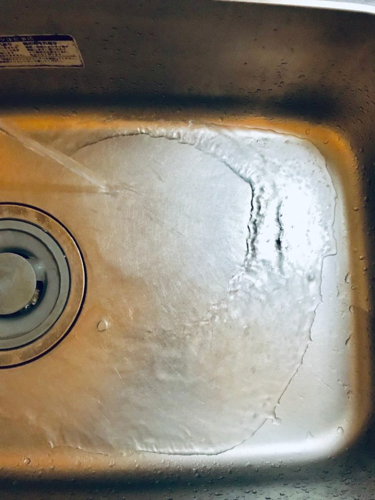 食洗機に入れる洗剤を間違えたときは排水。泡がなくなれば大丈夫